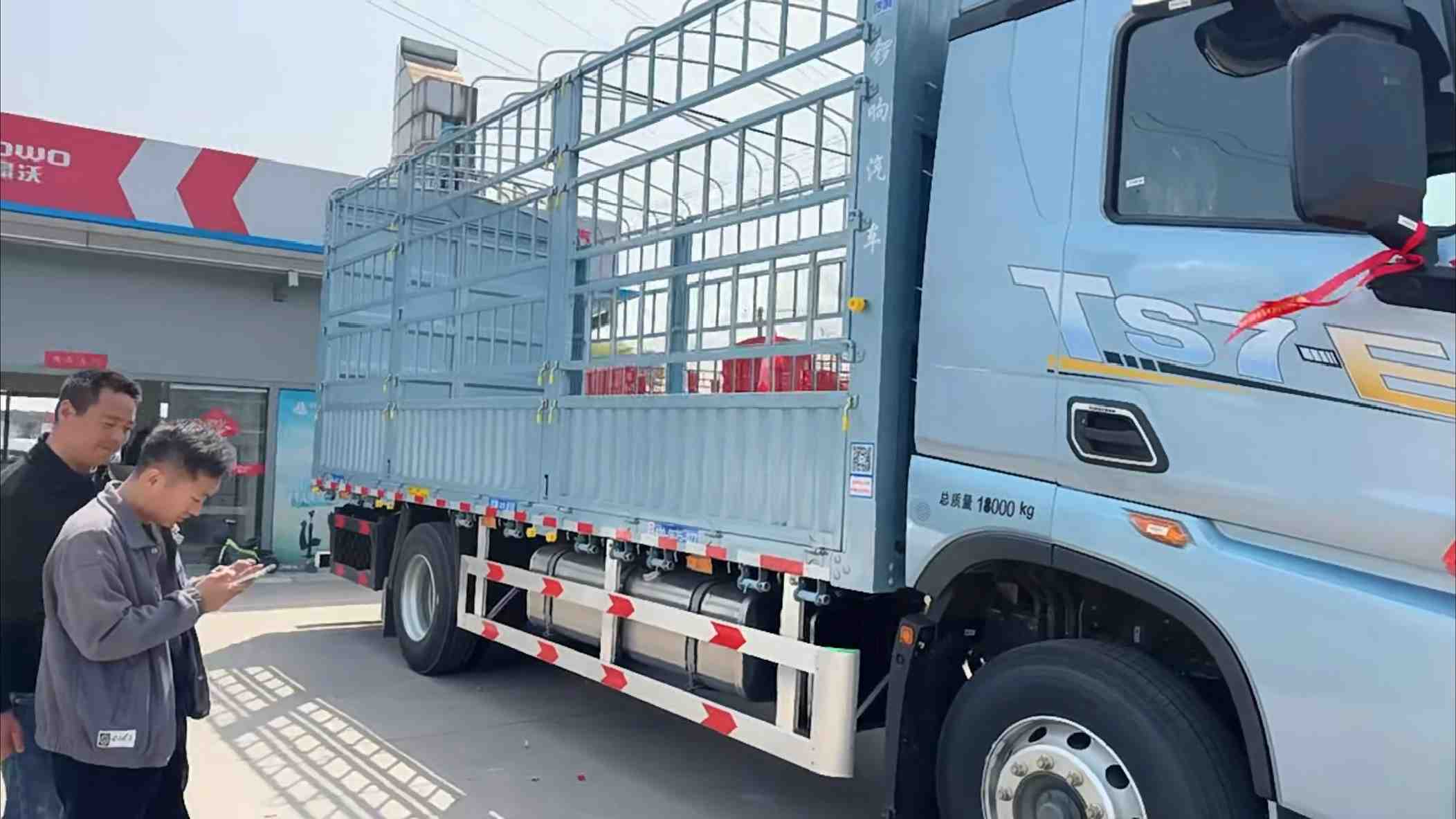 XE TẢI HOWO TS7 2 CHÂN 2025 Xe-tai-howo-ts7-2-chan-1